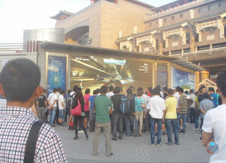 Illustration for article titled Rich Chinese Man Shows Off At Train Station with Video Games